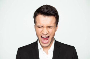 Ben bu kadar. Kameraya bağırıyor kaldırdı kollarını çığlıkları ve öfkeli genç işadamı portresi.