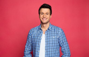 Şık yakışıklı genç gülümseyen poz pembe Kareli gömlekli adam portresi kapatın