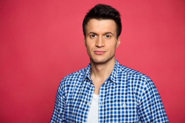 Şık yakışıklı genç gülümseyen poz pembe Kareli gömlekli adam portresi kapatın