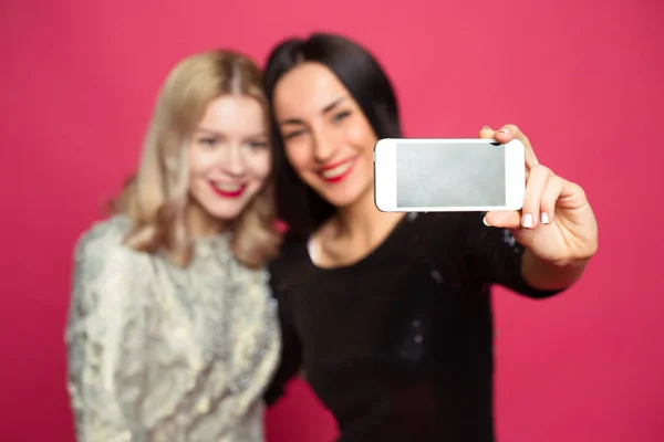 Две Веселые Красивые Улыбающиеся Девушки Сфотографировали Себя Телефону Сделали Селфи — стоковое фото