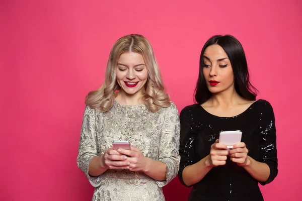 Dos Jóvenes Mujeres Hermosas Sonrientes Vestidos Noche Sobre Fondo Rosa — Foto de Stock