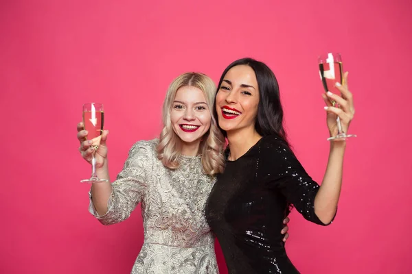 Дві Молоді Красиві Усміхнені Елегантні Жінки Вечірній Сукні Келихи Шампанського — стокове фото