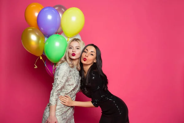 Mulheres Engraçadas Duas Amigas Bonitas Felizes Alegres Belos Vestidos Posando — Fotografia de Stock