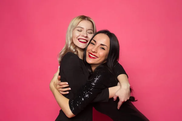 Joyeuses Amies Mode Élégantes Deux Belles Femmes Modernes Souriantes Dans — Photo