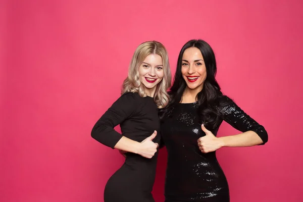 Joyeuses Amies Mode Élégantes Deux Belles Femmes Modernes Souriantes Dans — Photo