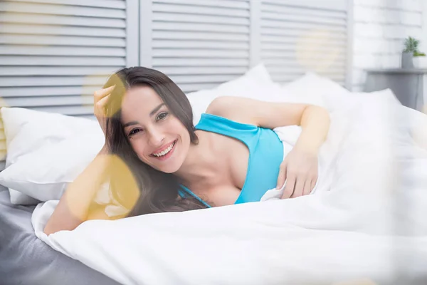 Красива Молода Усміхнена Жінка Лежить Білому Ліжку Своїй Кімнаті Дивиться — стокове фото