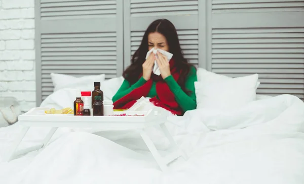 Sehr Hohe Körpertemperatur Eine Junge Kranke Frau Mit Rotem Schal — Stockfoto