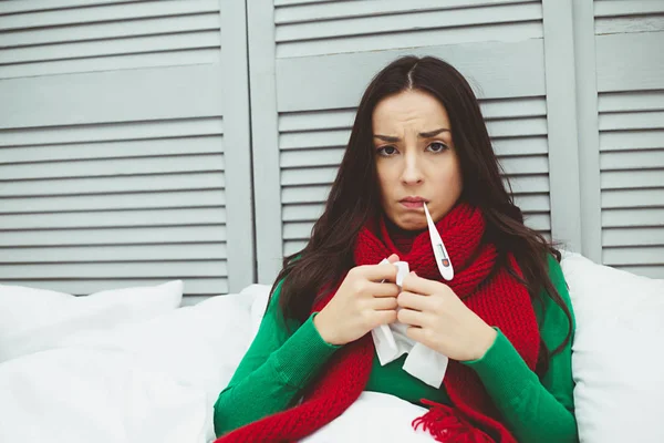 Sehr Hohe Körpertemperatur Eine Junge Kranke Frau Mit Rotem Schal — Stockfoto