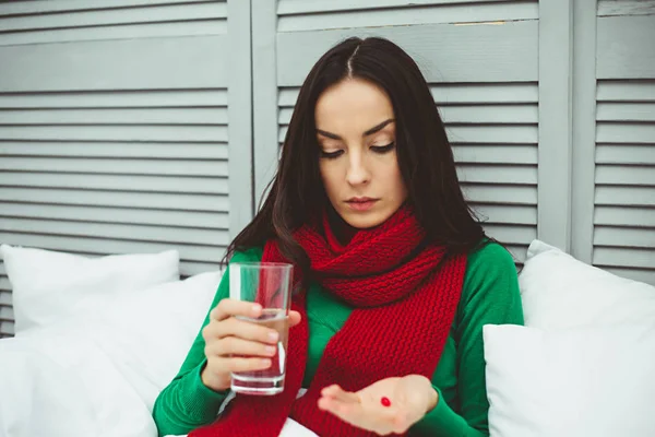 Recepción Medicamentos Foto Una Mujer Joven Una Bufanda Roja Cama — Foto de Stock