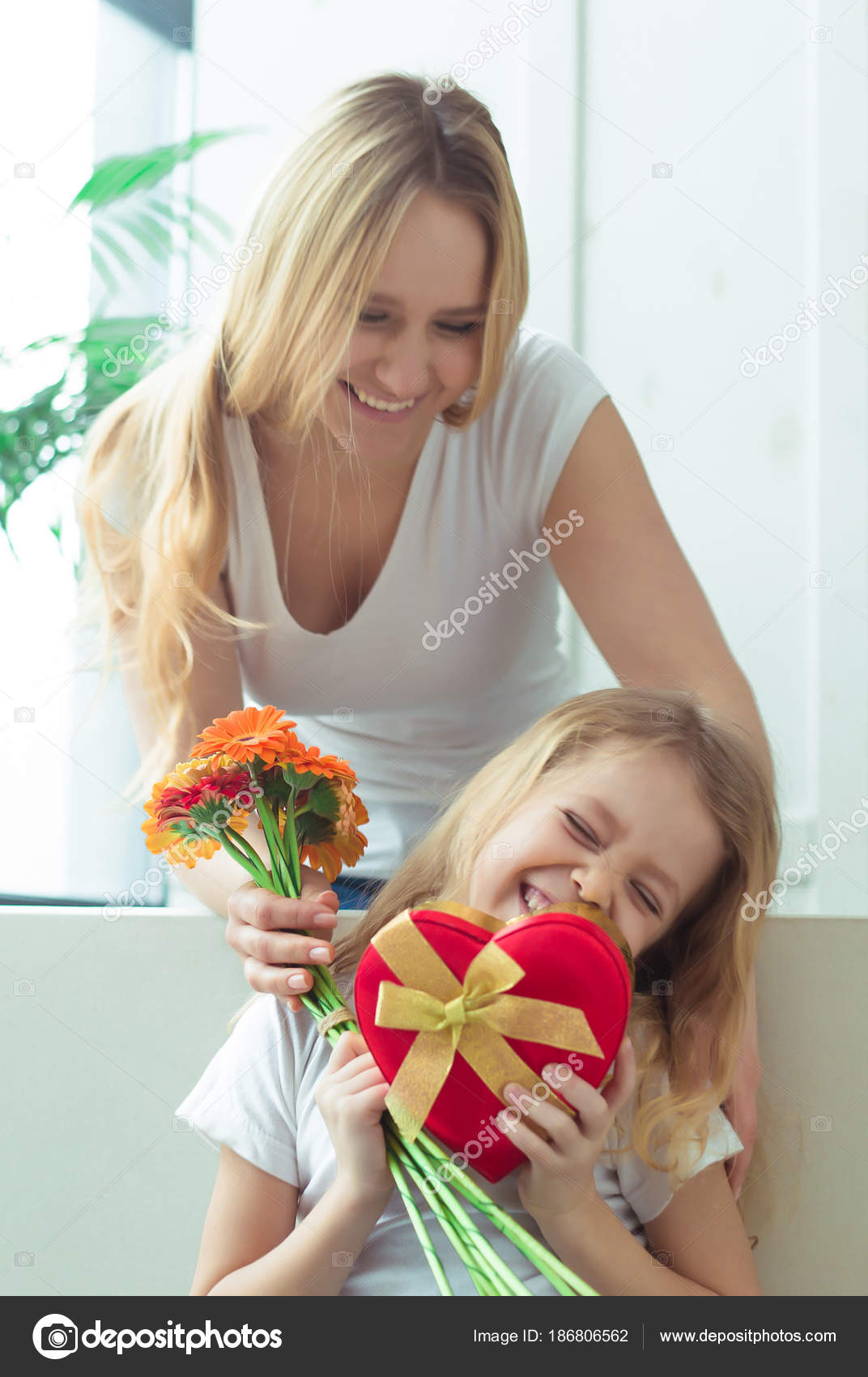 Surprise Pour Fille Belle Mère Joyeuse Donne Petite Fille