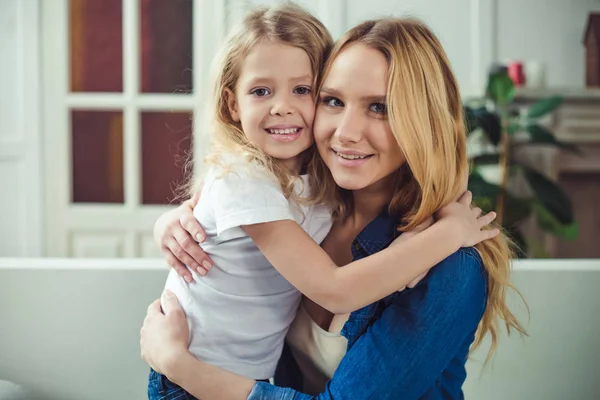 Smiling Happy Mom Daughter Hugging Each Other Home Couch Mom — Stock Photo, Image