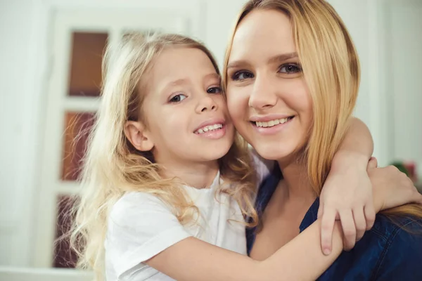 Smiling Happy Mom Daughter Hugging Each Other Home Couch Mom — Stock Photo, Image