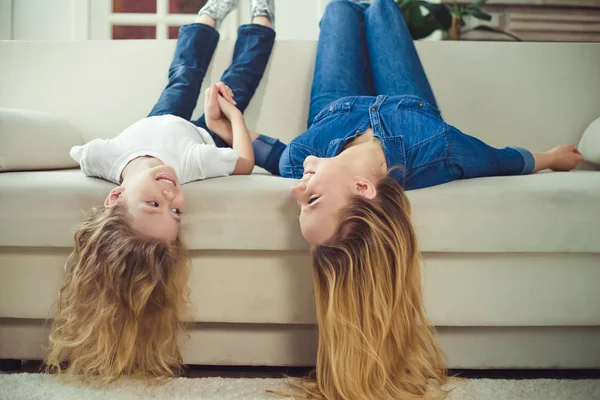 Mamma Det Coolt Vackra Leende Blond Mor Och Dotter Hänga — Stockfoto