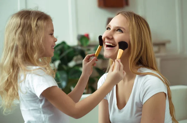 Мама Учит Свою Дочь Пользоваться Косметикой Красивые Улыбающиеся Блондинка Мать — стоковое фото