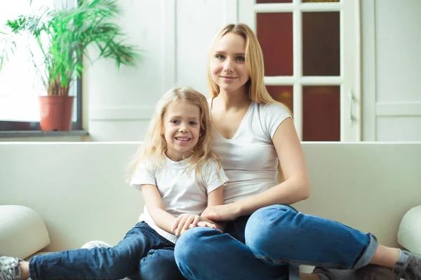 Mooie Lachende Blonde Moeder Dochter Omarmen Veel Plezier Bank Thuis — Stockfoto