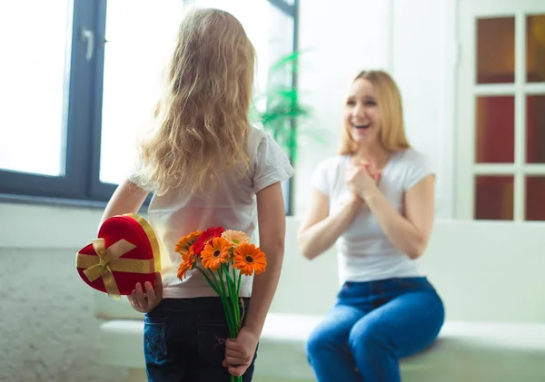 Блондинка Дівчинка Тримає Подарунок Полі Позаду Спинки Букет Квітів Мама — стокове фото
