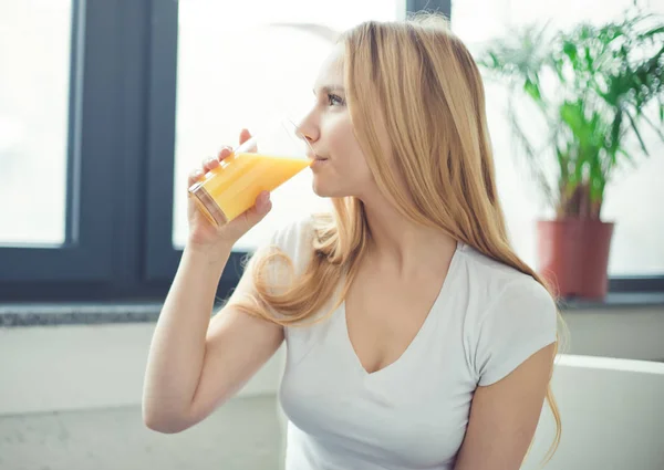 Uśmiechający Się Piękna Młoda Blond Kobieta Siedzi Domu Kanapie Lampką — Zdjęcie stockowe