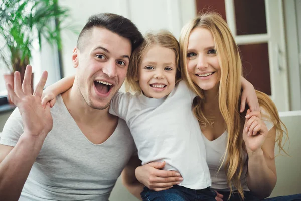 Jovens Felizes Belos Pais Sorridentes Com Uma Pequena Filha Loira — Fotografia de Stock