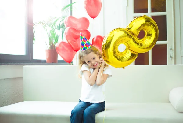 금발을 모자에 소녀와 모양에 생일을 그녀의 집에서 — 스톡 사진