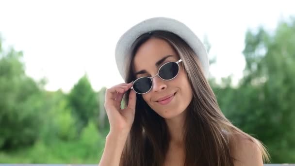 Feliz Hermosa Mujer Sonriente Sombrero Blanco Gafas Sol Chica Divertida — Vídeos de Stock