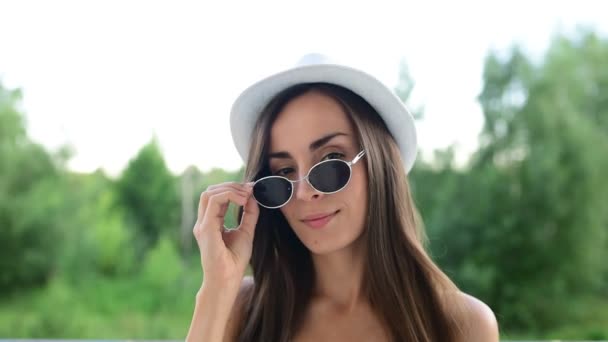 Ευτυχής Όμορφη Χαμογελαστό Γυναίκα Στο Λευκό Καπέλο Και Γυαλιά Ηλίου — Αρχείο Βίντεο