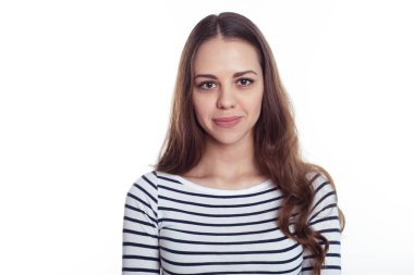 Bir güzel emin gülümseyen zarif kadın beyaz bir arka plan üzerinde akıllı rahat kıyafet içinde portresi.