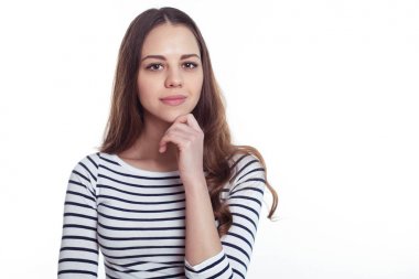 Bir güzel emin gülümseyen zarif kadın beyaz bir arka plan üzerinde akıllı rahat kıyafet içinde portresi.