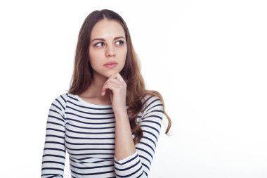 Bir güzel emin gülümseyen zarif kadın beyaz bir arka plan üzerinde akıllı rahat kıyafet içinde portresi.