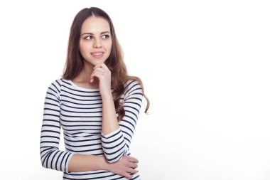 Bir güzel emin gülümseyen zarif kadın beyaz bir arka plan üzerinde akıllı rahat kıyafet içinde portresi.