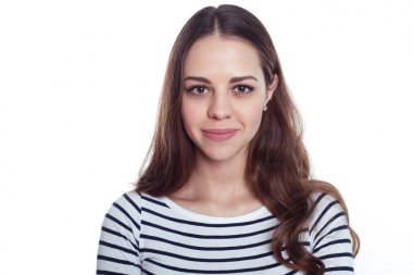 Bir güzel emin gülümseyen zarif kadın beyaz bir arka plan üzerinde akıllı rahat kıyafet içinde portresi.