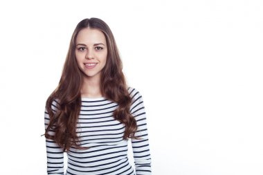 Bir güzel emin gülümseyen zarif kadın beyaz bir arka plan üzerinde akıllı rahat kıyafet içinde portresi.