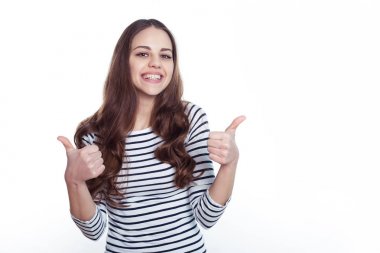 Her şey düzelecek! Bir güzel genç gülümseyen modern kadın yükseltilmiş başparmak yukarıya ile rahat kıyafetler içinde portresi.