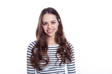 Bir güzel emin gülümseyen zarif kadın beyaz bir arka plan üzerinde akıllı rahat kıyafet içinde portresi.