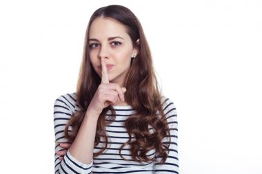 Kes sesini. Güzel genç gülümseyen modern bir kadın beyaz bir arka plan üzerinde rahat kıyafetler içinde portresi.