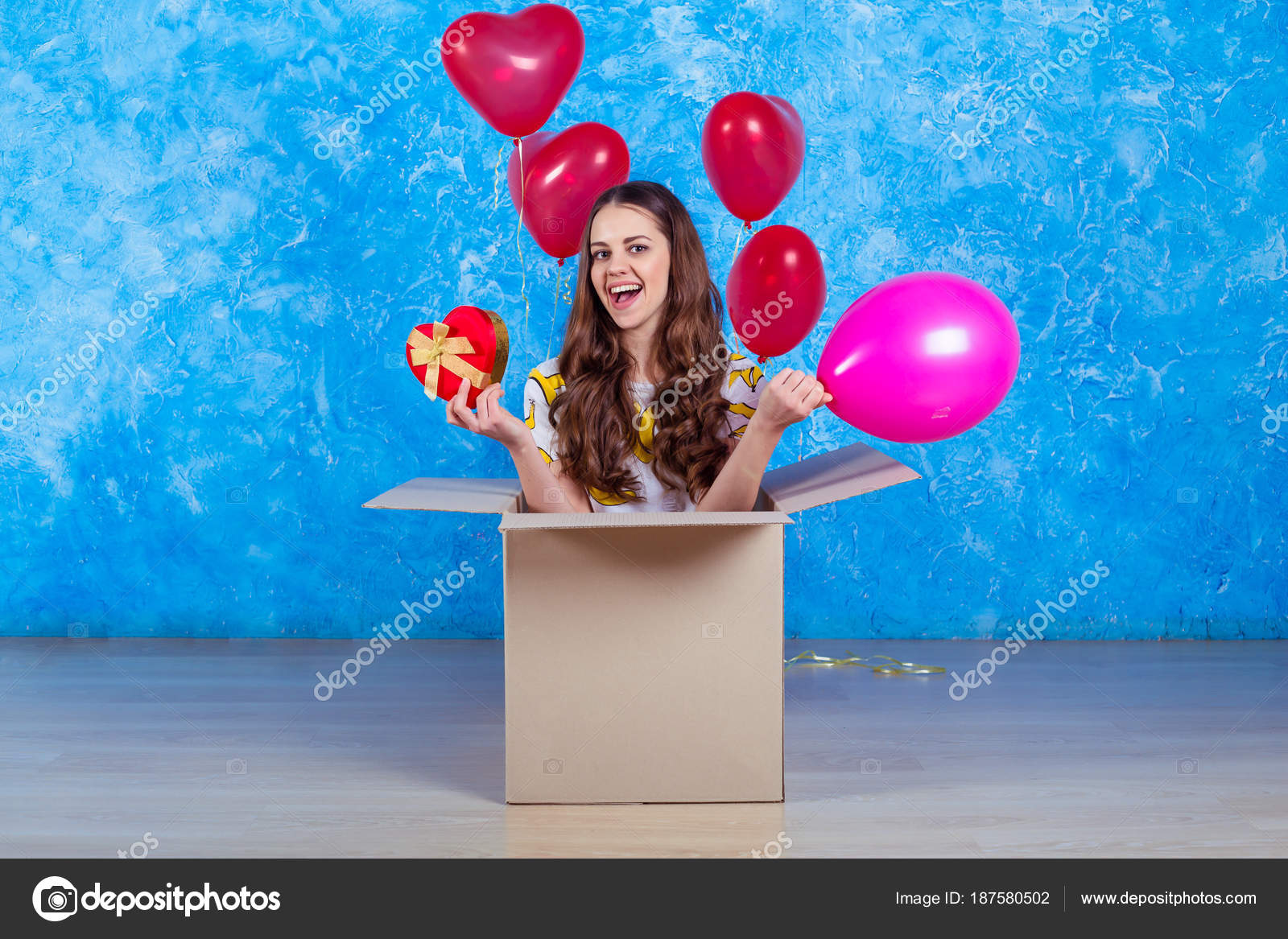 Joyeux Anniversaire Drole Sourire Jeune Fille Assise Dans Une Boite Image Libre De Droit Par Saragolfart Gmail Com C Joyeux Anniversaire Drole Sourire Jeune Fille Assise Dans Une Boite Image Libre De Droit Par Saragolfart Gmail Com C