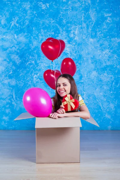 Feliz Cumpleaños Chica Joven Sonriente Divertida Sentada Una Caja Cartón —  Fotos de Stock