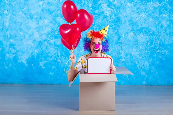 Kwietnia Fools Day Koncepcji Zabawny Clown Siedzi Kartonie Helem Balony — Zdjęcie stockowe
