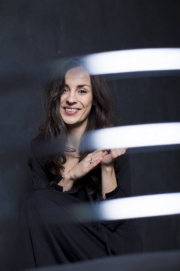 Güzel genç gülümseyen ihale kadın portresi kapatın. İnsanlar kavramı.