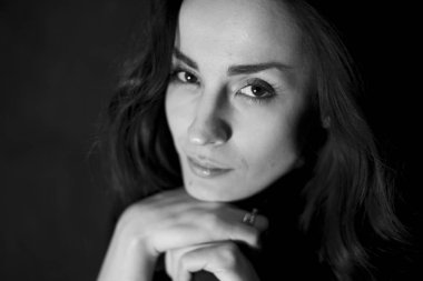 Güzel genç gülümseyen ihale kadın siyah beyaz portre. İnsanlar kavramı.