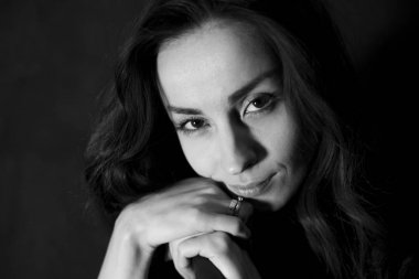 Güzel genç gülümseyen ihale kadın siyah beyaz portre. İnsanlar kavramı.