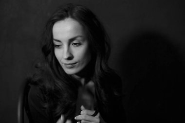 Güzel genç gülümseyen ihale kadın siyah beyaz portre. İnsanlar kavramı.