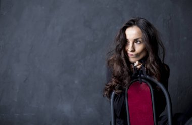 Güzel genç gülümseyen ihale kadın portresi kapatın. İnsanlar kavramı.