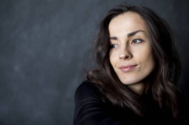 Güzel genç gülümseyen ihale kadın portresi kapatın. İnsanlar kavramı.