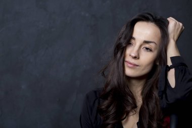 Güzel genç gülümseyen ihale kadın portresi kapatın. İnsanlar kavramı.