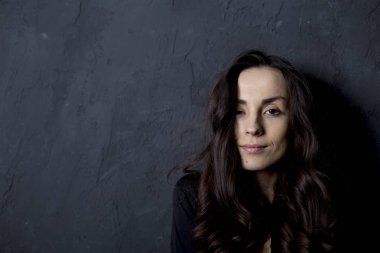 Güzel genç gülümseyen ihale kadın portresi kapatın. İnsanlar kavramı.