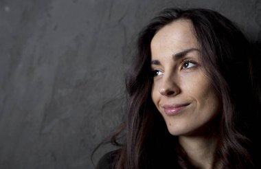 Güzel genç gülümseyen ihale kadın portresi kapatın. İnsanlar kavramı.