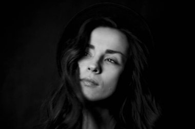 Güzel genç gülümseyen ihale kadın siyah beyaz portre. İnsanlar kavramı.