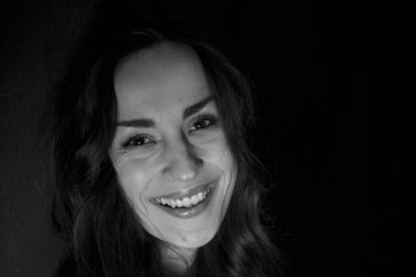 Güzel genç gülümseyen ihale kadın siyah beyaz portre. İnsanlar kavramı.