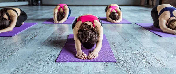 Aula Yoga Grupo Mulheres Jovens Relaxando Fazendo Yoga Dose Criança — Fotografia de Stock