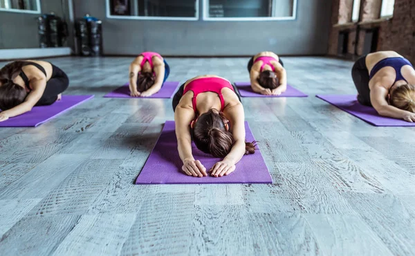 Aula Yoga Grupo Mulheres Jovens Relaxando Fazendo Yoga Dose Criança — Fotografia de Stock